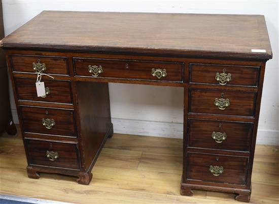 An Edwardian mahogany nine drawer desk W.110cm